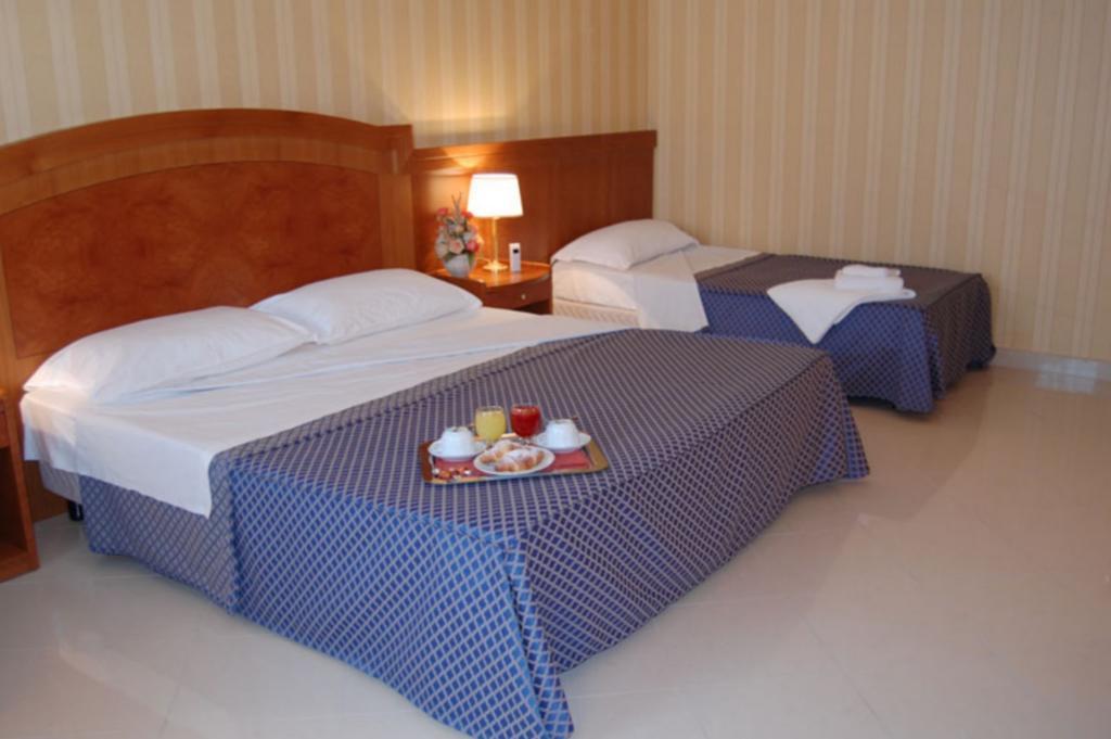 Hotel Joyfull Neapel Zimmer foto